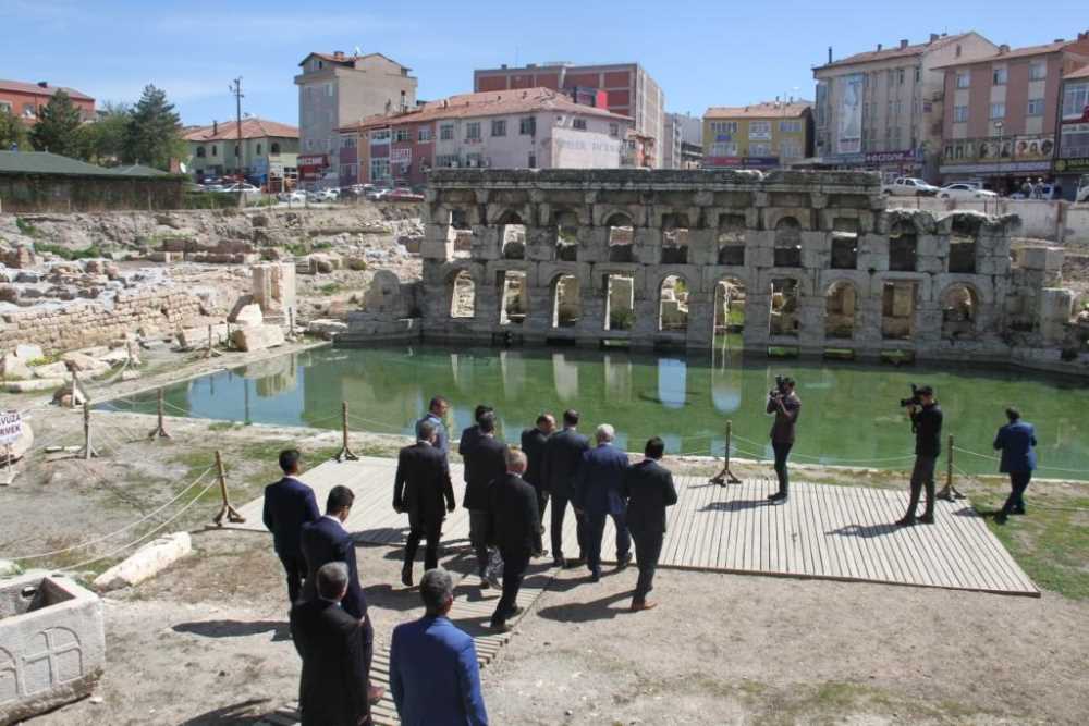 YOZGAT’TA TURİZM HAFTASI KUTLAMA ETKİNLİKLERİ SARIKAYA İLÇEMİZDE BULUNAN “ROMA HAMAMI” ÖNÜNDE DÜZENLENEN TÖRENLE BAŞLADI